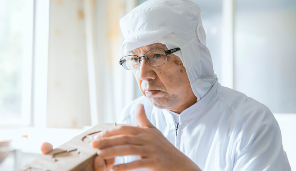 長年培ってきた技の数々を手が憶えている※実際はマスク、手袋を着用しております。