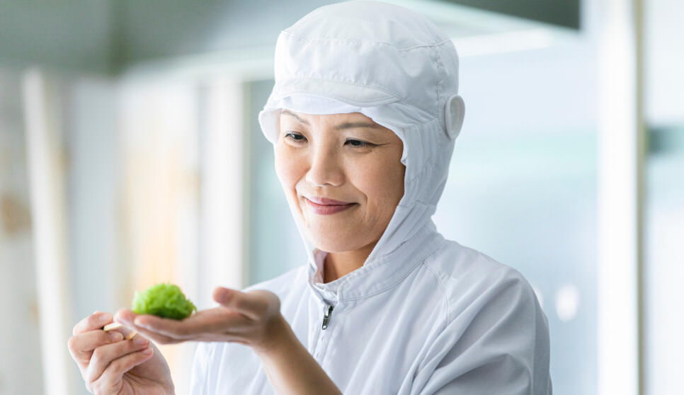 一つひとつ、手でつくった菓子は我が子のよう※実際はマスク、手袋を着用しております。