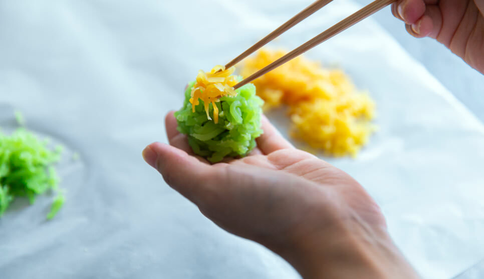 上生菓子づくりには繊細な感覚が求められる※実際は手袋を着用しております。