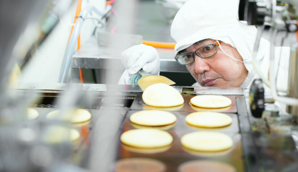 焼き上がりのその瞬間まで気を抜かない※実際はマスクを着用しております。
